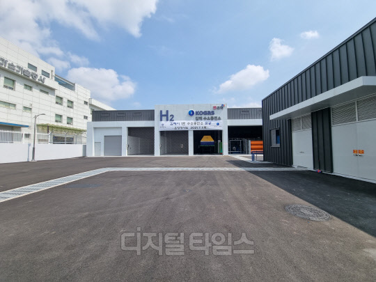 한국가스공사가 지난 6월부터 운영을 시작한 경남 김해 수소충전소 모습 <한국가스공사 제공>